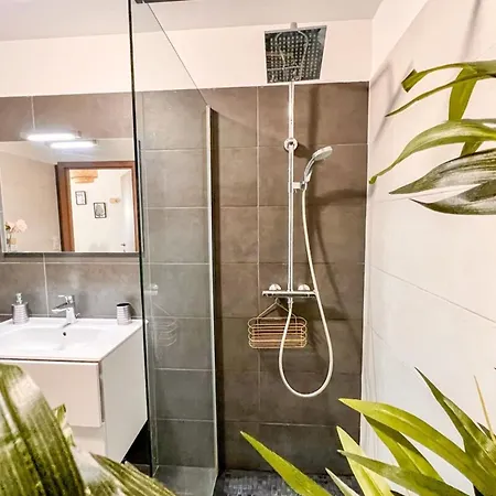 Gina - Modern Luminous Balcony - By Tgb